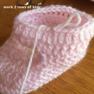 How To Crochet Scallop Edged Baby Shoes Clearlyhelena