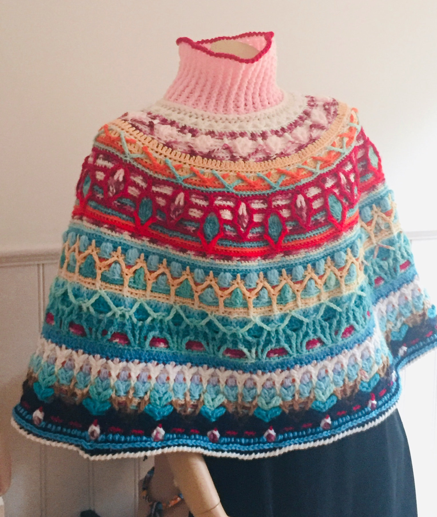 Poncho, Overlay Crochet - Free Pattern, Part 1 ・ClearlyHelena